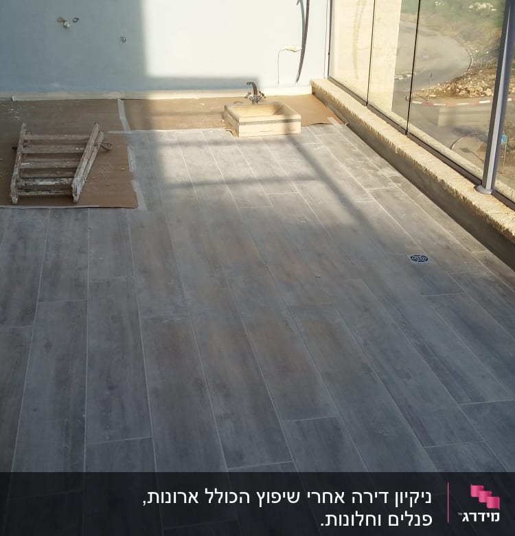 מרפסת עם רצפה מלוכלכת, סולם וקרטון